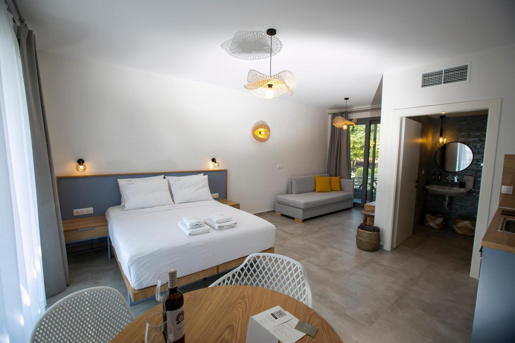 Arodo Suites Nea Iraklitsa Bagian luar foto